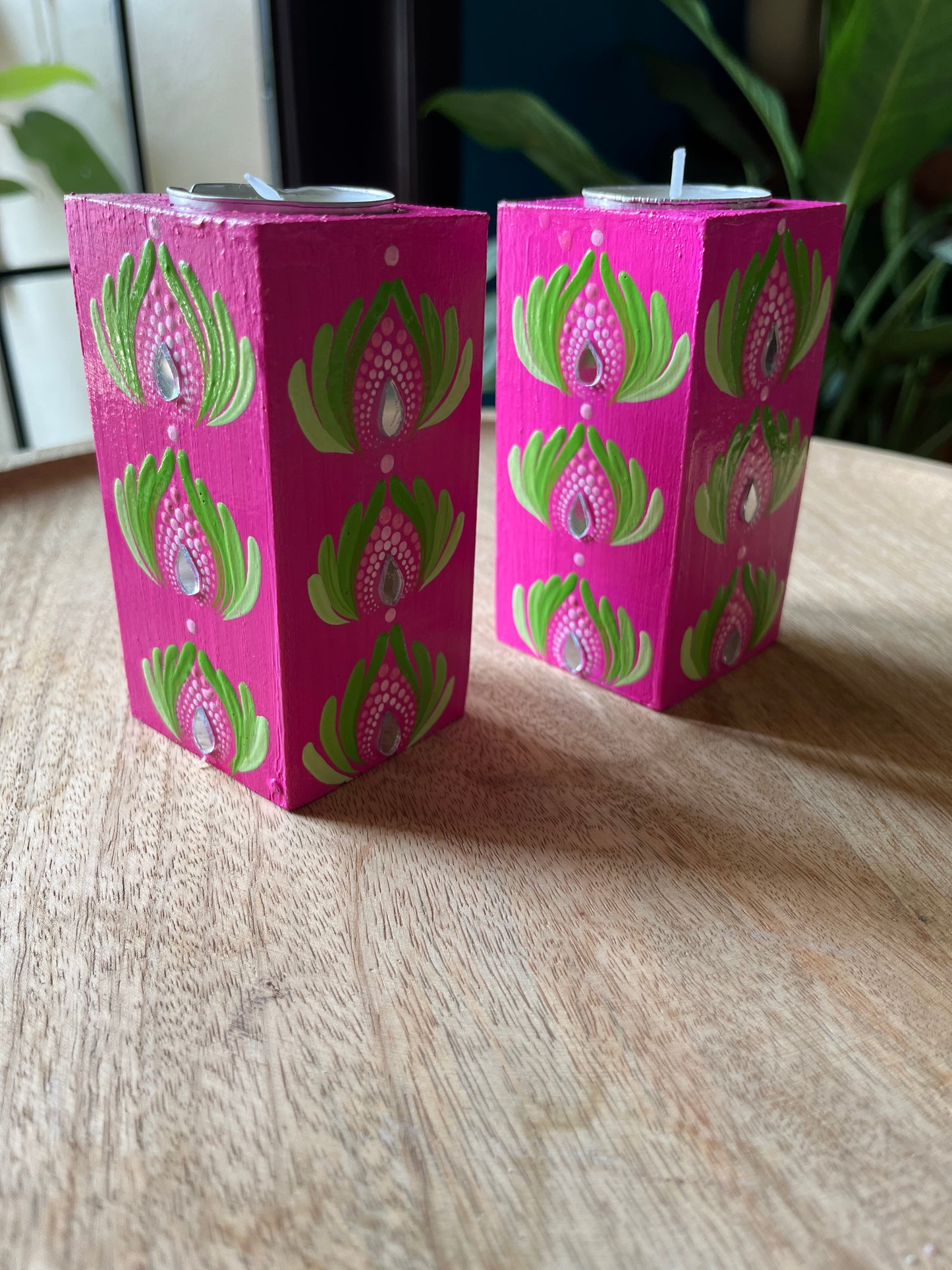 Cylindrical tealight holders