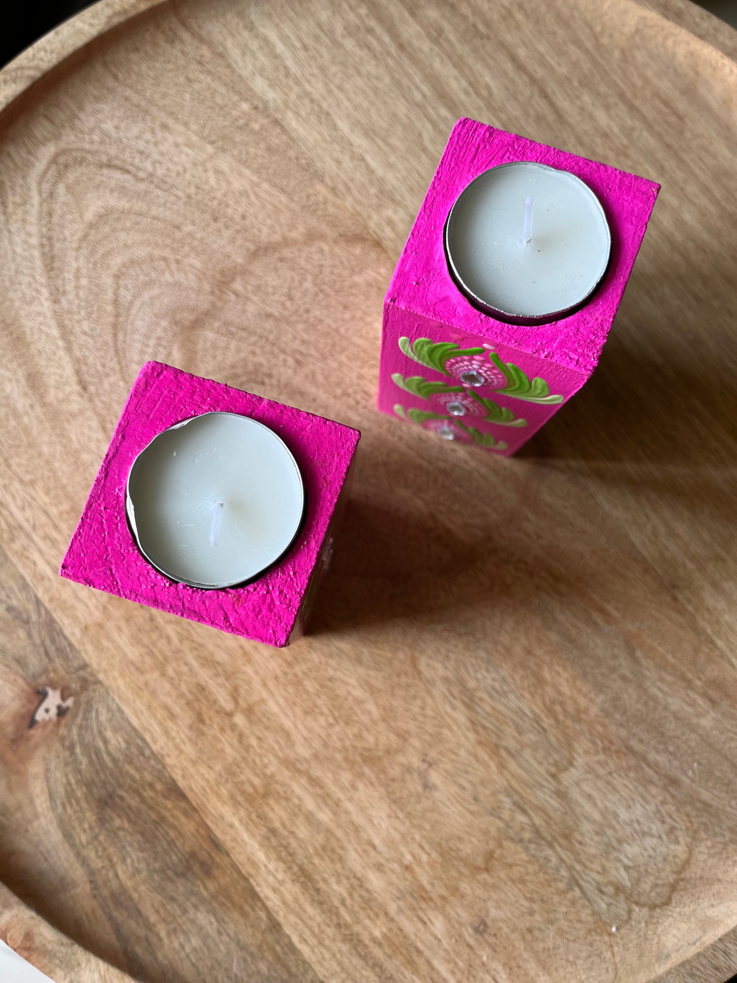 Cylindrical tealight holders